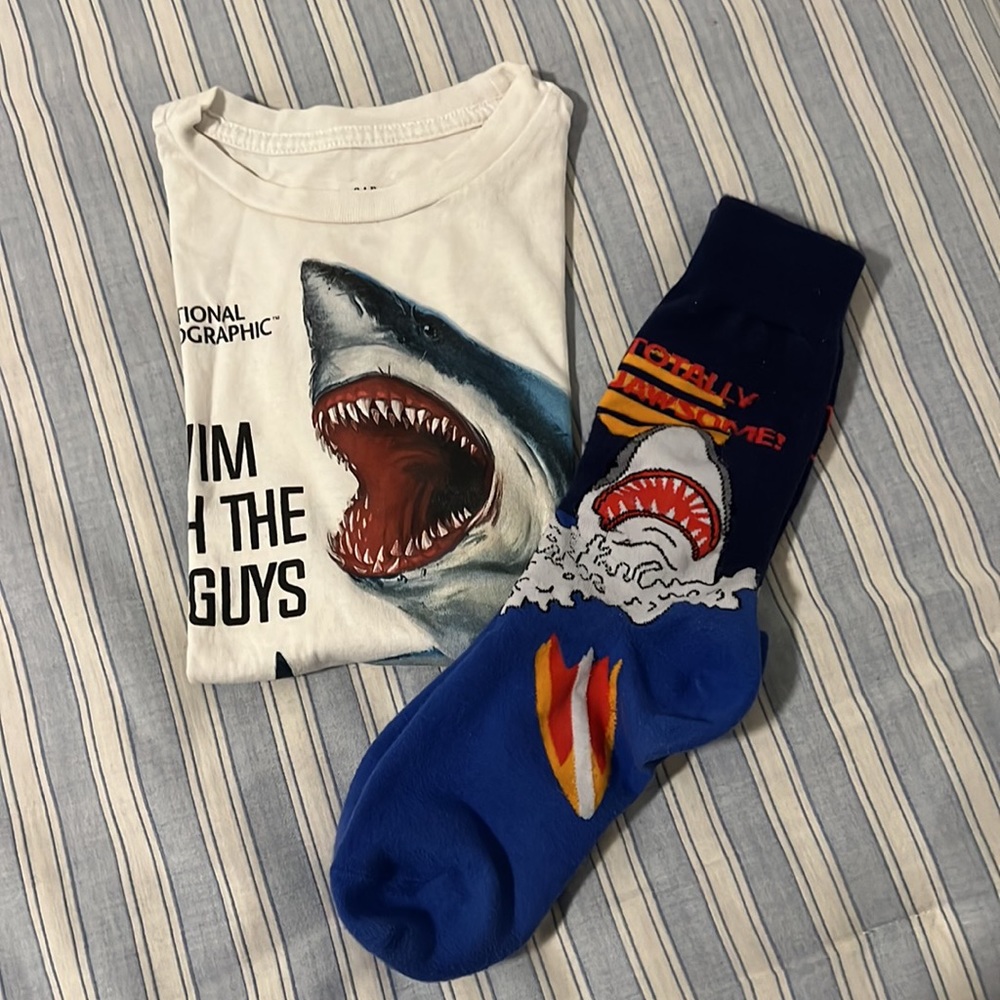 GAP KIDS SHARK TEE. SIZE M includes SHARK socks
